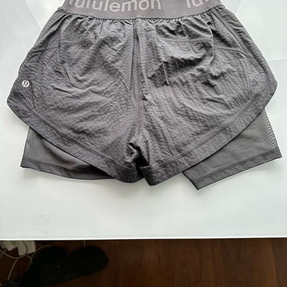 NWOT Lululemon 2 in 1 run shorts grey 6 - Picture 6 of 8